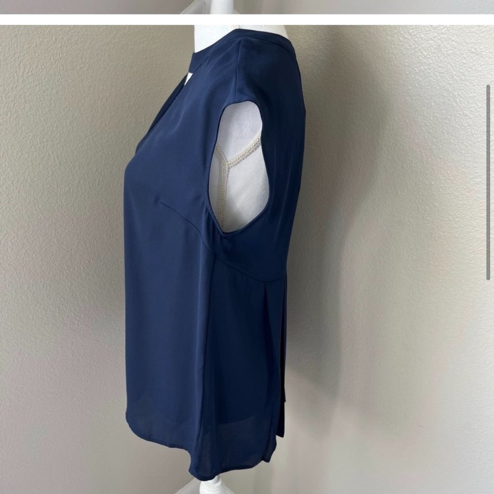DR2 Blue Keyhole Shell with Pleated Back - Picture 9 of 10